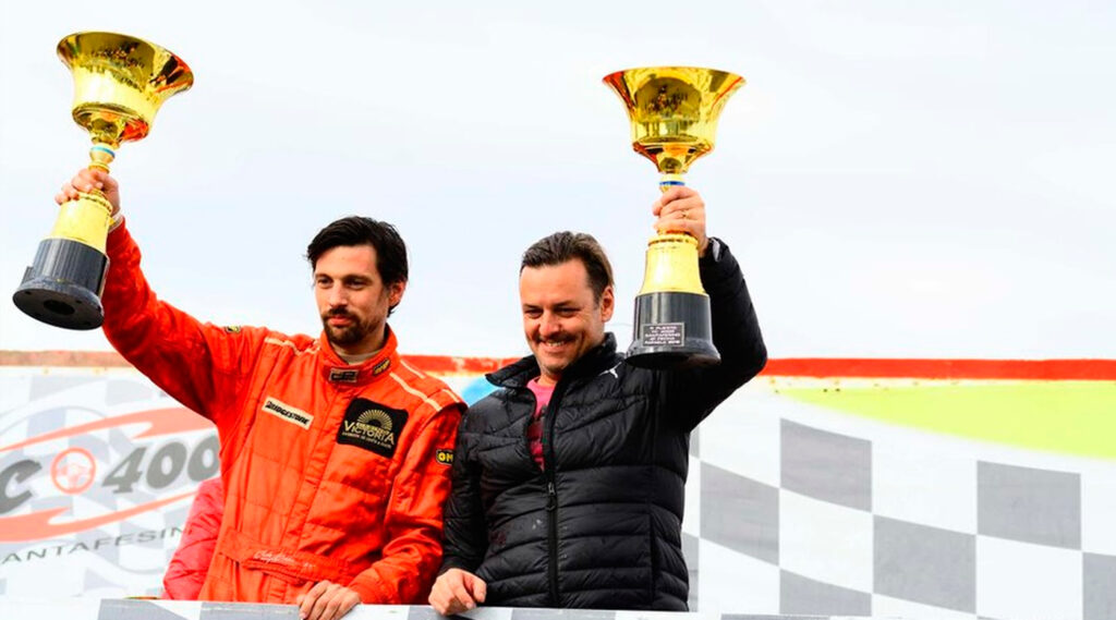 Carlos Morier en el podio con su trofeo.