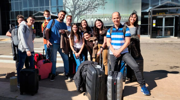 Estudiantes llegando al aeropuerto de Bolivia.
