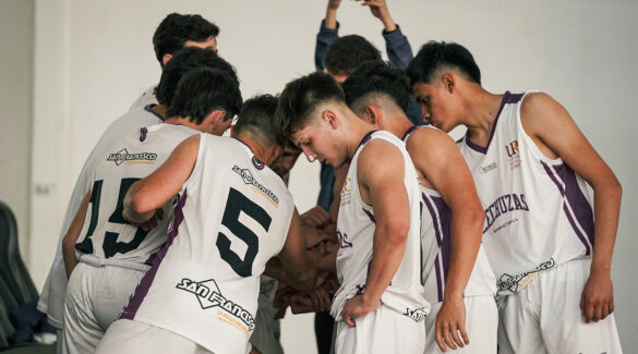 Jóvenes universitarios durante un partido de básquet masculino en el primer día de los JUAR 2022.