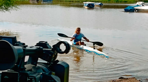 La deportista Magdalena Garro en su embarcación en el río Uruguay.