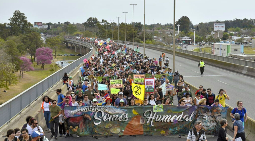 vista aérea de la multitud reclamando sobre el puente Rosario-Victoria