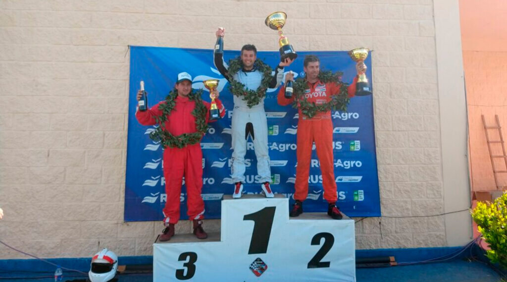 Pablo Morales en el podio tras la carrera.