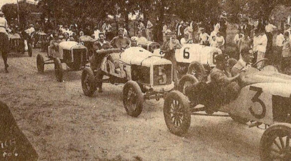 Foto antigua de una carrera automovilística