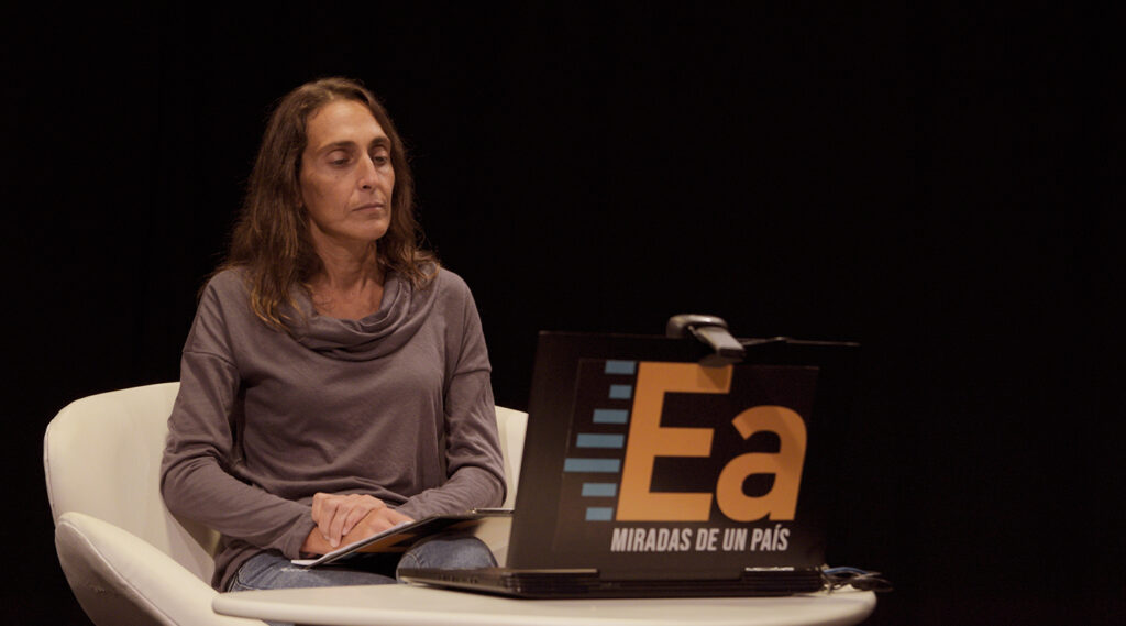 Foto de Victoria Lambruschini durante una entrevista del ciclo "Economistas Argentinos", producido por la Facultad de Ciencias Económicas y Canal UNER.