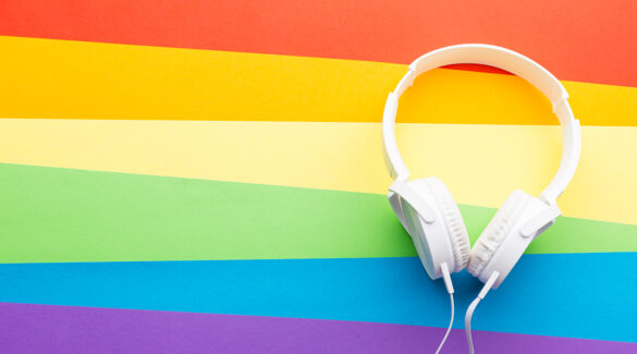 Bandera del orgullo del arco iris y auriculares blancos
