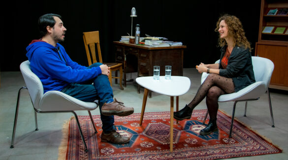 Valentín Bisogni entrevistando a la escritora Carolina Sborovsky.