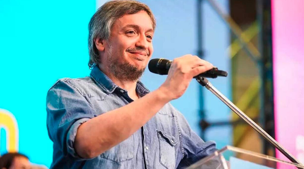 Imagen de Máximo Kirchner sonriente durante un acto.