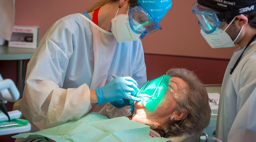 Dentistas y una paciente