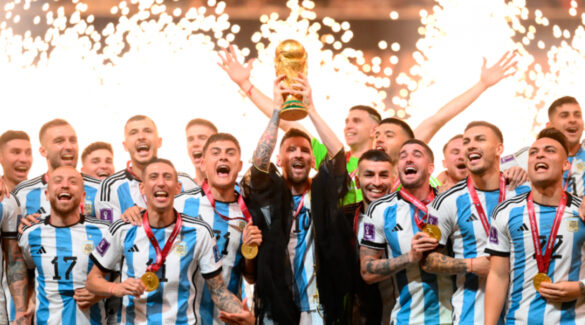 El equipo argentino levantando la copa del mundo en los festejos por el triunfo.