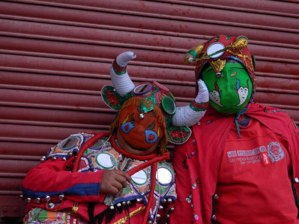 personas-con-máscaras-en-carnavales