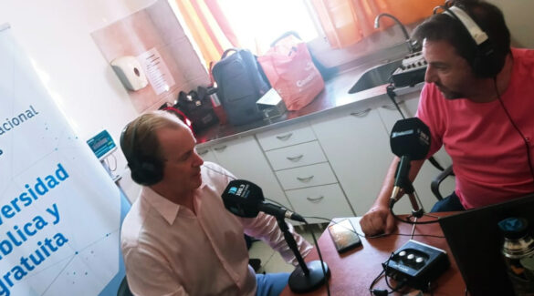 Gustavo Bordet junto a Nicolás Blanco en el estudio de radio UNER Paraná