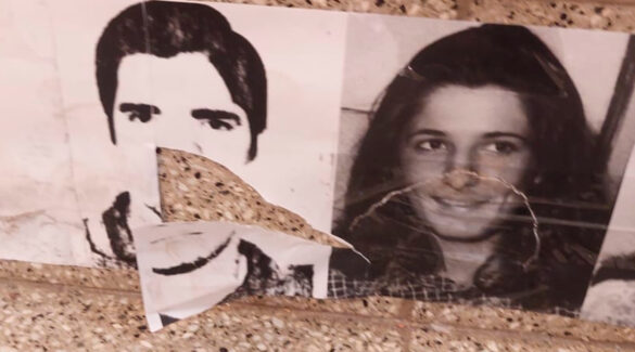 Fotos de desaparecidos entrerrianos vandalizadas en escalera de la facultad de trabajo social.