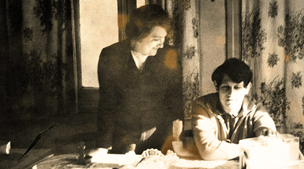 Clara Atelman de Fink junto a su hijo Claudio Fink en 1974