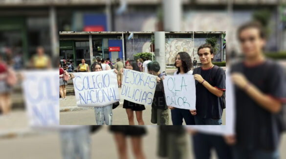 Estudiantes reclamando con carteles en las afueras del Colegio Nacional de Paraná