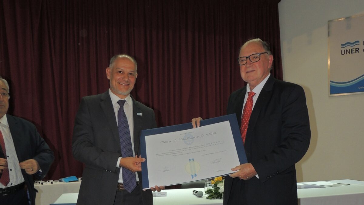 El ex rector Eduardo Asueta recibió el título de Profesor Honorario