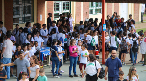 Estudiantes de escuelas secundarias visitando los stands de la Feria Regional de la Salud.