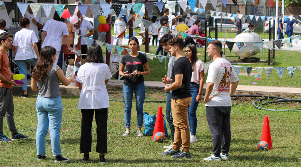 Estudiantes de la Facultad de Ciencias de la Salud organizando juegos para los estudiantes de escuelas secundarias que visitaron la feria regional de la salud.