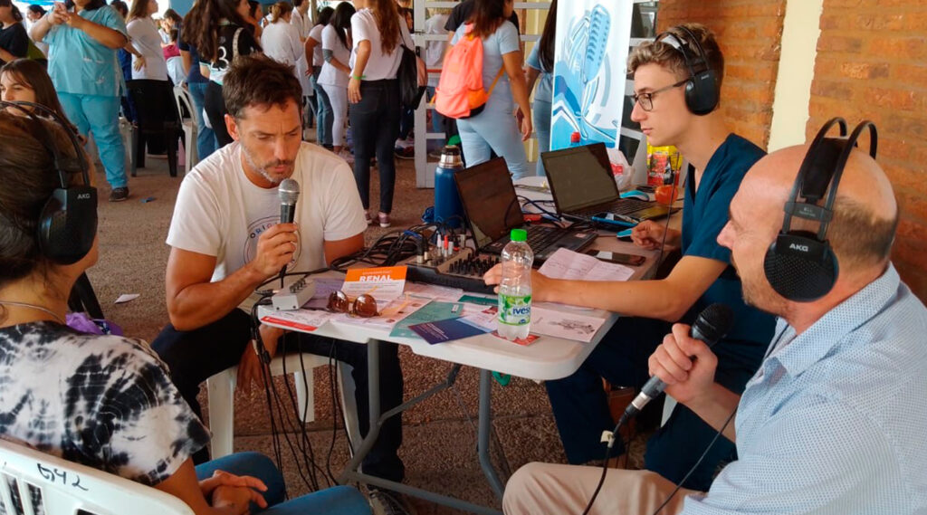 Integrantes de Radio UNER Concepción del Uruguay, durante la transmisión en vivo que se realizó desde la facultad en el marco de la feria regional de la salud.