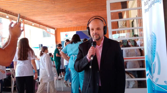 El Decano de la facultad de ciencias de la salud, Gregorio Etcheverry, entrevistado durante la transmisión en vivo de las Radios de la UNER en la feria regional de la salud.