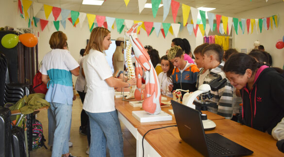 Niños observando por microscopios, y observando los distintos simuladores de salud en la feria regional de la salud en villaguay.