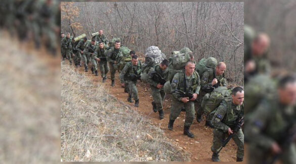 Soldados marchando en fila en un lugar agreste