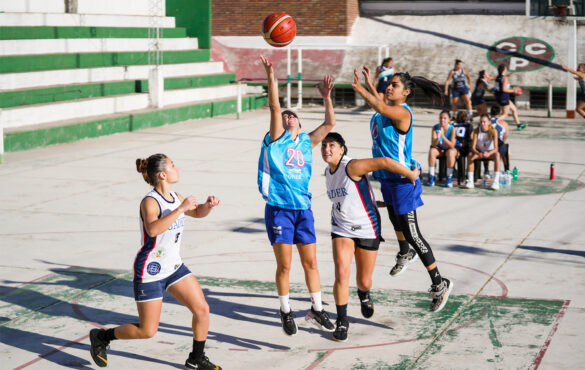 Integrantes de equipos de básquet femenino, durante un partido en los JUAR 2023.