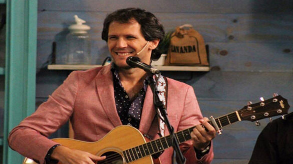 Francisco Cuestas, tocando en el programa "Morfi" de Telefe.