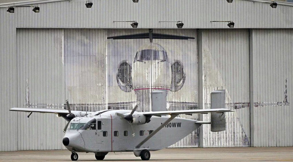 Vista frontal lateral del avión militar Skyvan PA-51 repatriado