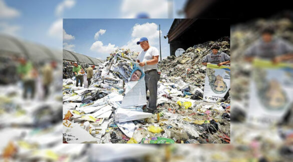 Trabajadores de una planta de reciclaje, en una planta procesando basura electoral