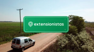 Camioneta de la Universidad recorriendo una ruta entrerriana con el logo de Extensionistas al centro.