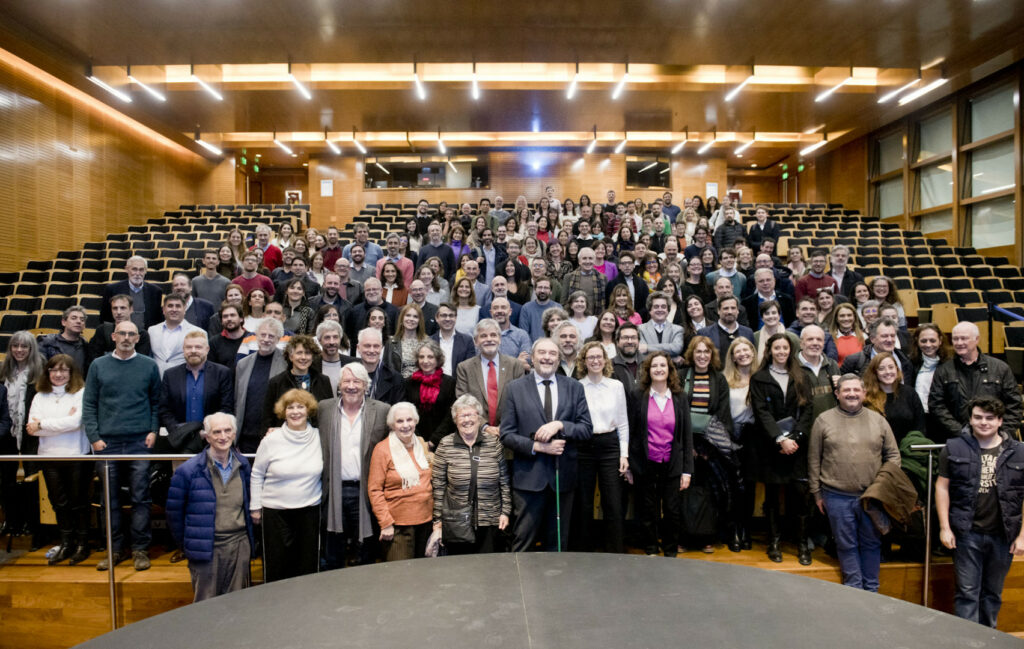 equipos-de-investigación-posando-para-la-foto