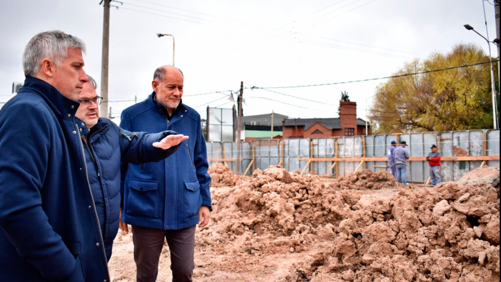 Juan Manuel Arbelo junto al rector Andrés Sabella, recorriendo la construcción de residencias estudiantiles.