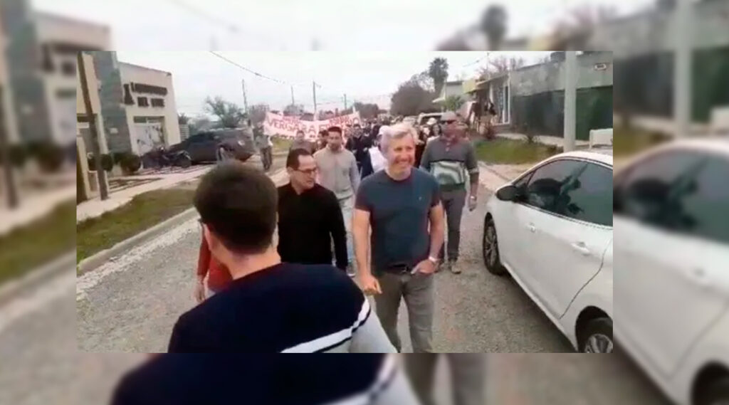 Rogelio Frigerio en caminata proselitista con Ariel Villagra, candidato a Intendente de Colonia Avellaneda.