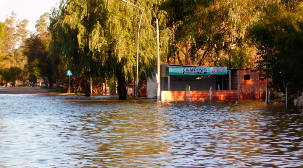 Río crecido en la ciudad de Colón, Entre Ríos.