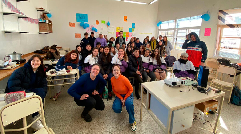 Estudiantes secundarios junto al equipo de UNER que brindó charlas sobre orientación vocacional en diferentes escuelas secundarias de la provincia.