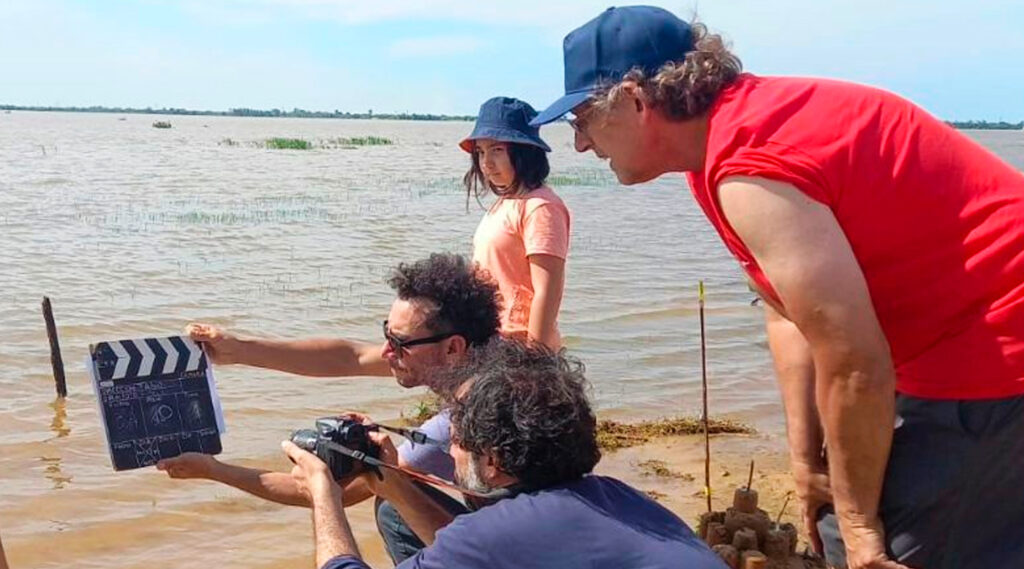 Realizadores audiovisuales entrerrianos trabajando a la vera del río.