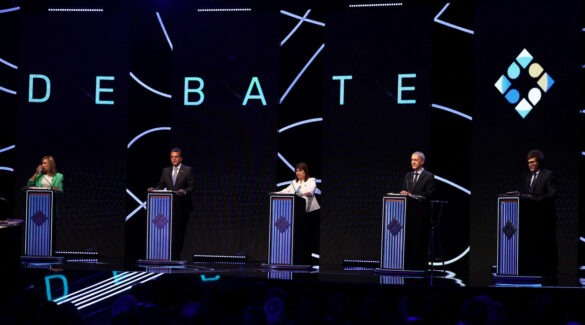 El panel del debate, de izquierda a derecha: Bregman, Massa, Bullrich, Schiaretti, Milei.