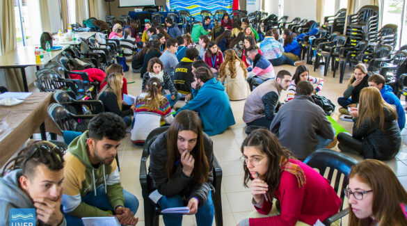 Estudiantes extensionistas durante el primer encuentro de extensionistas UNER realizado en 2019.