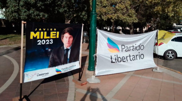 Bandera de La Libertad Avanza en la Plaza Ramírez de Concepción del Uruguay.