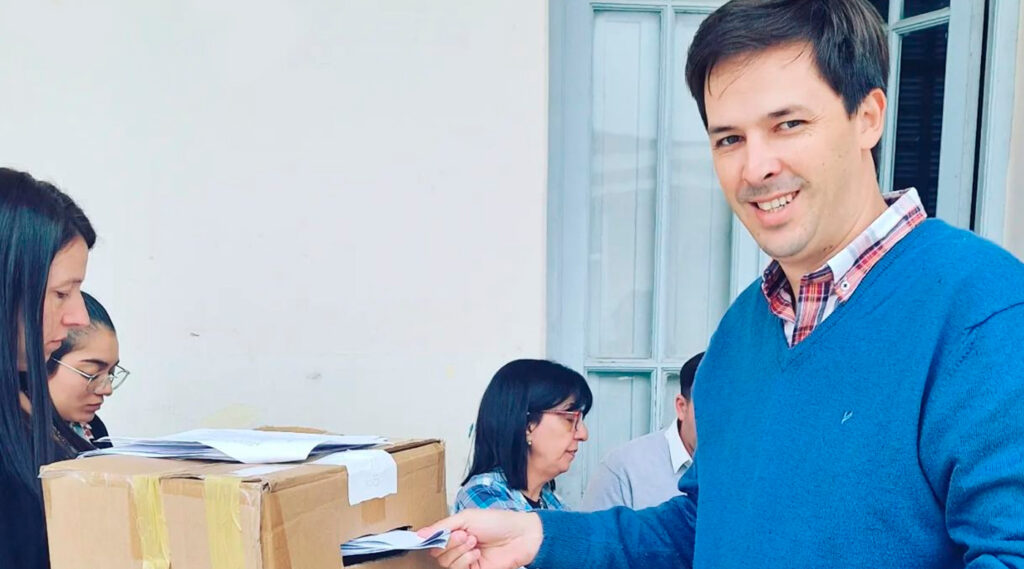 Bernardo Schneider, Intendente de Nogoyá, votando en las últimas elecciones.