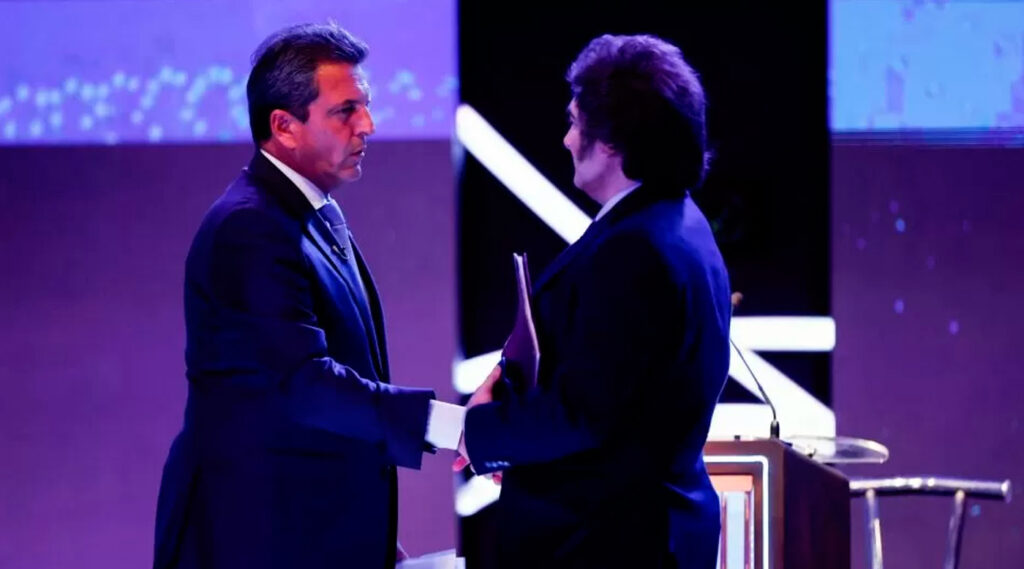 Los candidatos a presidente Sergio Massa y Javier Milei saludándose antes de iniciar el último debate antes del balotaje 2023.