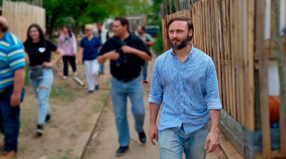 Francisco Azcué, nuevo intendente de Concordia, en caminata proselitista por los barrios previo a las elecciones.