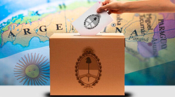 Mano poniendo sobre con voto en urna, con fondo de bandera y mapa argentino.
