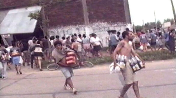 Personas saqueando el depósito de un supermercado en Concepción del Uruguay, durante los sucesos de diciembre de 2001.