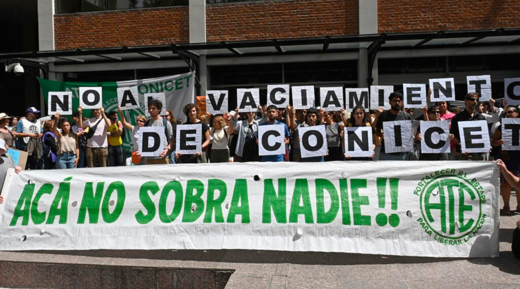 Trabajadores del Conicet protestando por el vaciamiento a la institución.