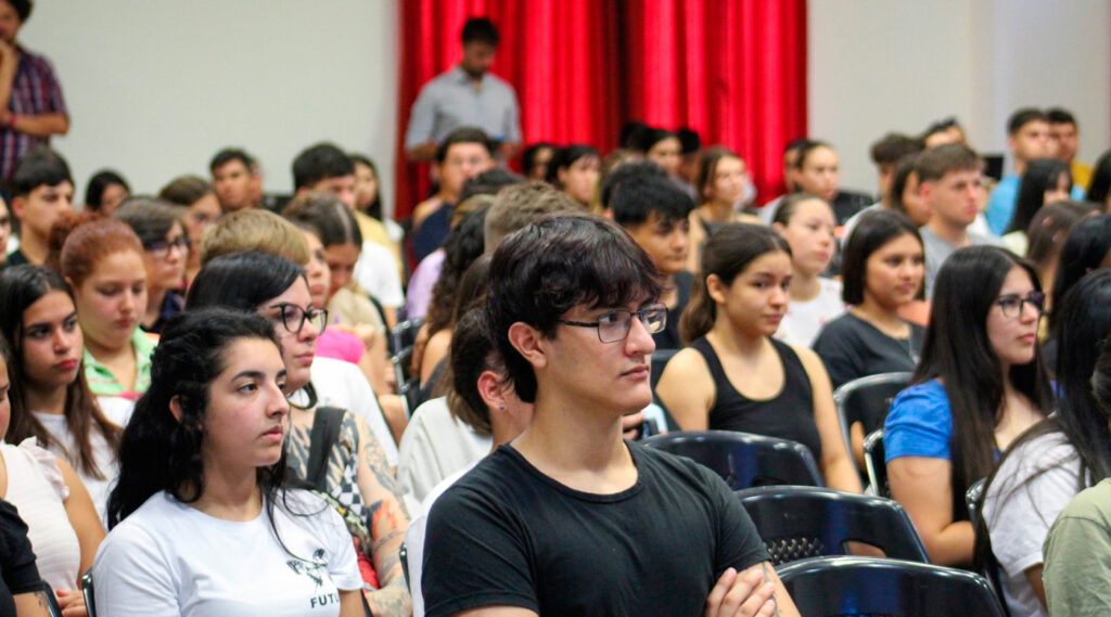 Ingresantes 2024 de la Facultad de Ciencias de la Salud en el acto de bienvenida.