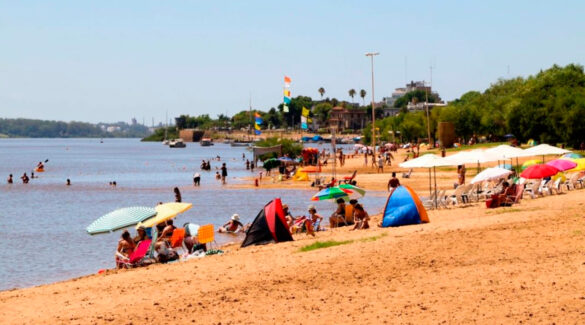 Playa de Colón, Entre Ríos, colmada de gente en un día de sol.