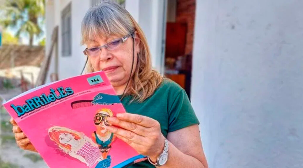 Reina Trupiano, coordinadora de Barriletes, posa con un ejemplar de la revista.