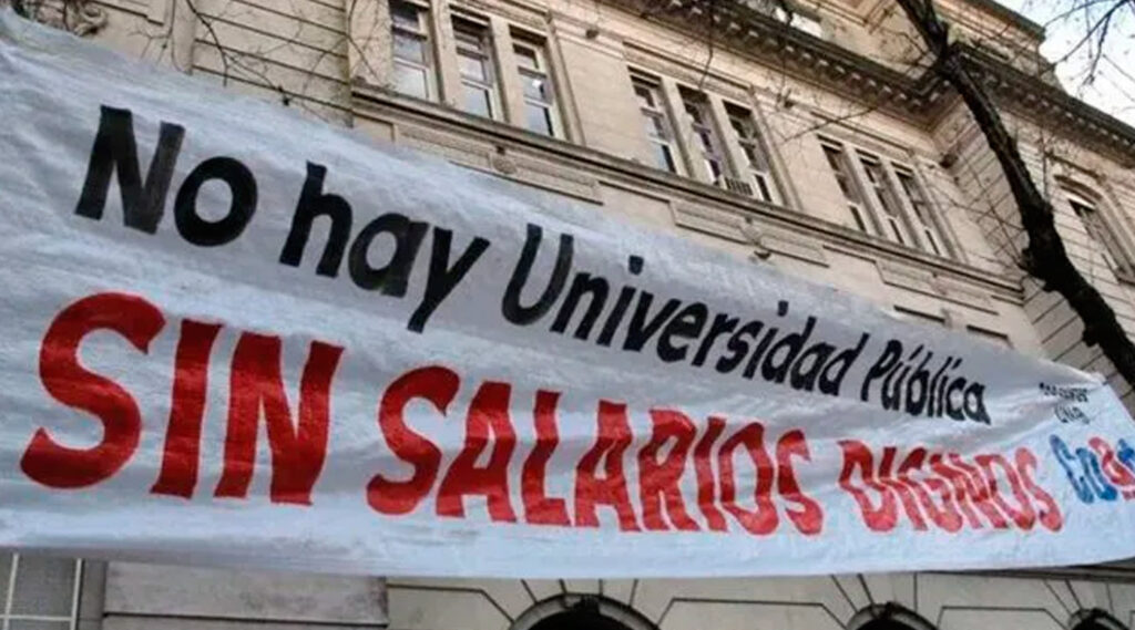 Cartel con la leyenda no hay universidad pública sin salarios dignos.