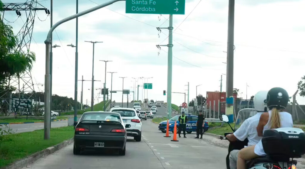 Calle de la ciudad de Rosario con cortes de tránsito y vigilancia policial.